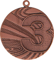 Nahaufnahme einer Bronzemedaille mit der eingeprägten Zahl 3, die den dritten Platz bei einem Wettbewerb oder Turnier anzeigt. Das strukturierte Muster im Hintergrund verleiht Tiefe, während eine kleine Schlaufe das Aufhängen erleichtert. Diese Medaillen Berlin 40 mm MMC6040 wurde gefertigt und zeugt von feiner Handwerkskunst und Liebe zum Detail.