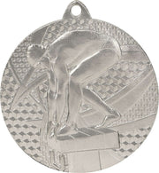Silbermedaille mit der Gravur eines Schwimmers in Startposition auf strukturiertem Hintergrund, perfekt für Schwimmwettkämpfe und macht als hochwertige Medaille garantiert Eindruck. Wir präsentieren die Medaillen Hagen 50 mm MMC7450.