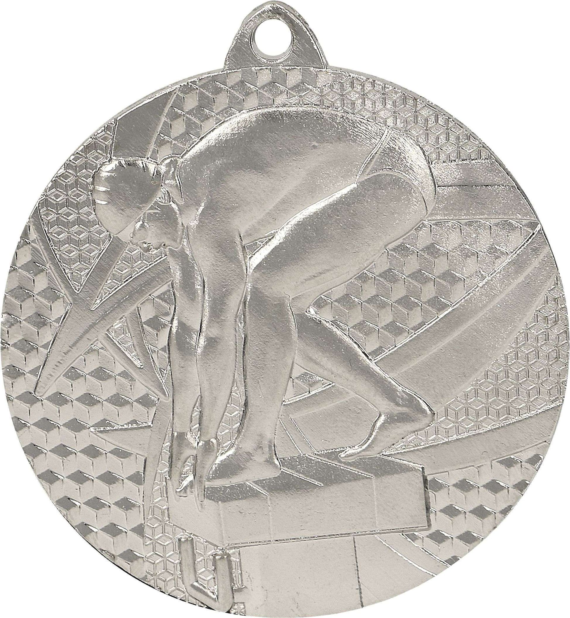 Silbermedaille mit der Gravur eines Schwimmers in Startposition auf strukturiertem Hintergrund, perfekt für Schwimmwettkämpfe und macht als hochwertige Medaille garantiert Eindruck. Wir präsentieren die Medaillen Hagen 50 mm MMC7450.