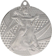 Silberne Tanzmedaille mit dem geprägten Bild eines Paares beim Gesellschaftstanz. Der Hintergrund zeigt ein geometrisches Muster mit geschwungenen Linien und Sechsecken, das die Eleganz der Kunstfertigkeit Medaillen Essen 50 mm MMC7850 perfekt einfängt.
