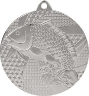 Silbermedaille mit geprägtem Fischdesign, geometrisch gemustertem Hintergrund und einer kleinen Schlaufe zum Befestigen eines Bandes – perfekt zum Feiern eines unvergesslichen Angelerlebnisses oder als exquisite Auszeichnung. Wir präsentieren die Medaillen Bamberg 50 mm MMC7950.