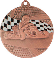 Medaillen Wolfsburg 50 mm MMC8350 mit der Gravur eines Go-Kart-Rennfahrers vor einer Zielflagge, die den Nervenkitzel des Motorsports feiert.