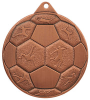 Eine bronzene Medaillen Jena 50 mm MMC8850 mit einem Fußballdesign und geprägten Silhouetten von Fußballspielern in verschiedenen Actionposen.