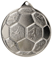 Eine silberne Medaille in Form eines Fußballs mit Spielergravuren auf jedem Segment, perfekt für Fußball-Auszeichnungen, Medaillen Jena 50 mm MMC8850.