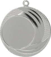 Eine silberne runde Medaille, die an die prestigeträchtigen Medaillen erinnert, die bei den berühmten Sportwettkämpfen in Hannover verliehen wurden, verfügt über einen strukturierten Außenring und einen glatten Innenkreis. Der Medaillen Hannover 40 mm MMC9040 verfügt oben über eine kleine Schlaufe zum Befestigen eines Bandes.